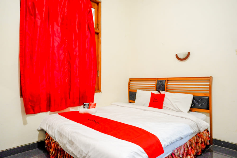 RedDoorz Deluxe Room