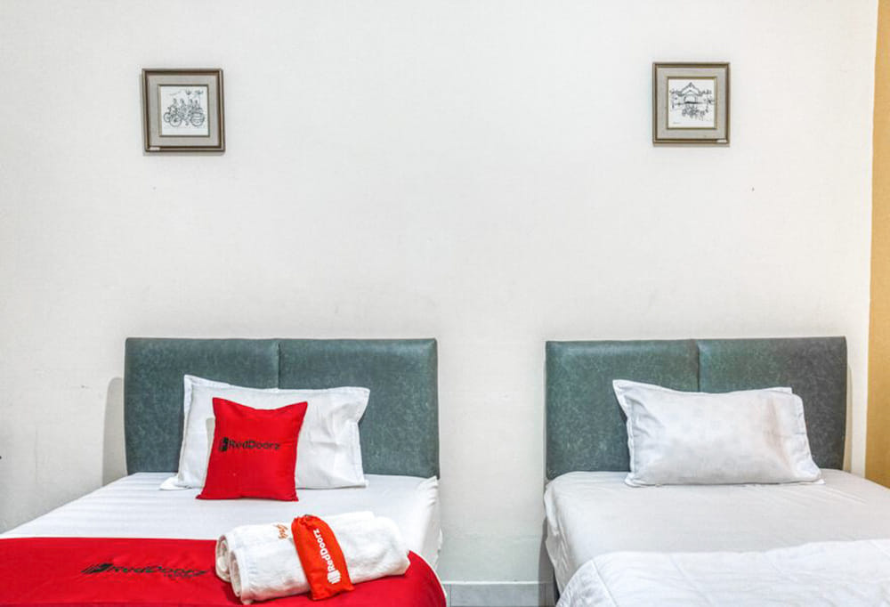 RedDoorz Twin Room