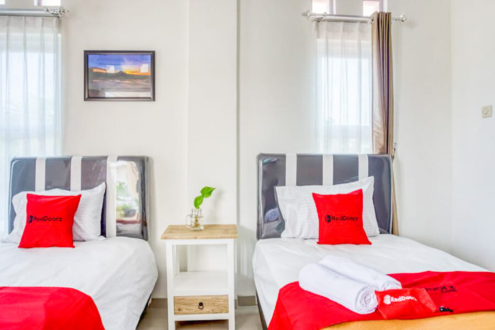 RedDoorz Twin Room