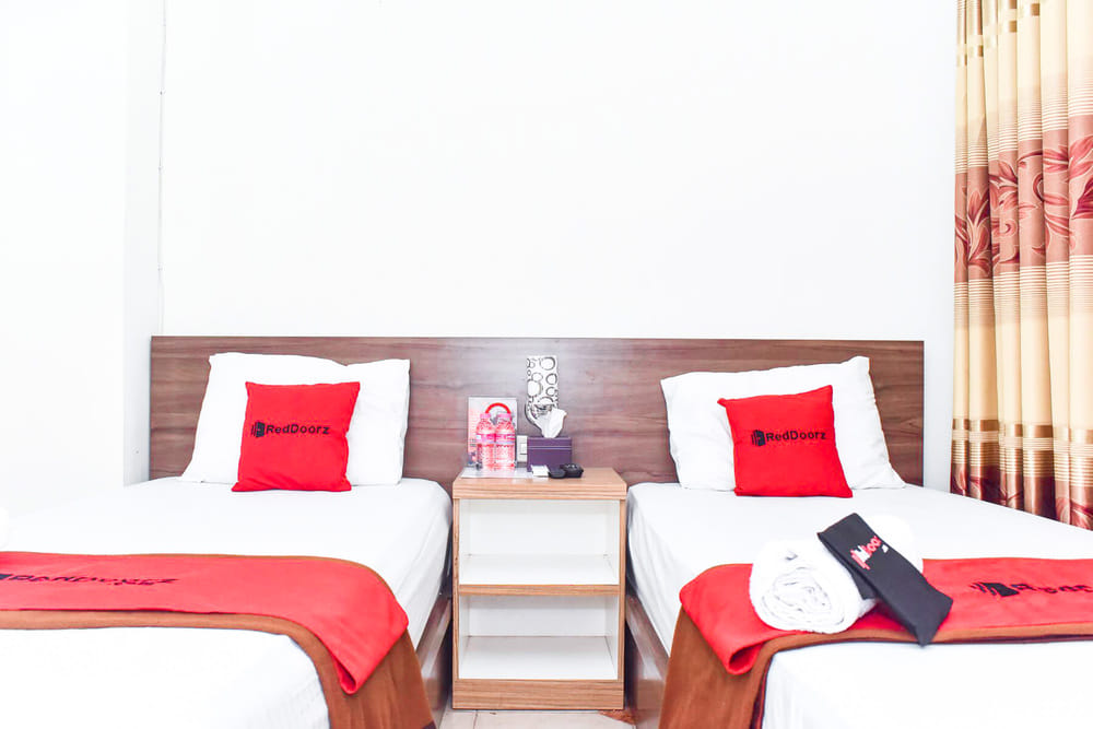 RedDoorz Twin Room