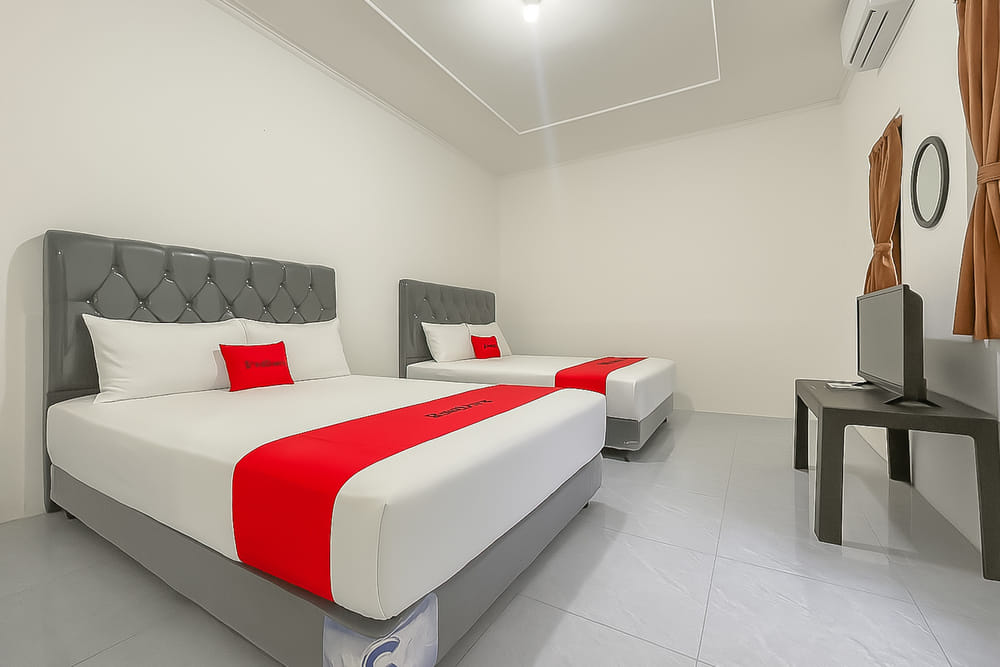 RedDoorz Family Room (4 Adults)