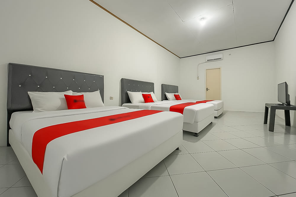 RedDoorz Family Room (8 Adults)