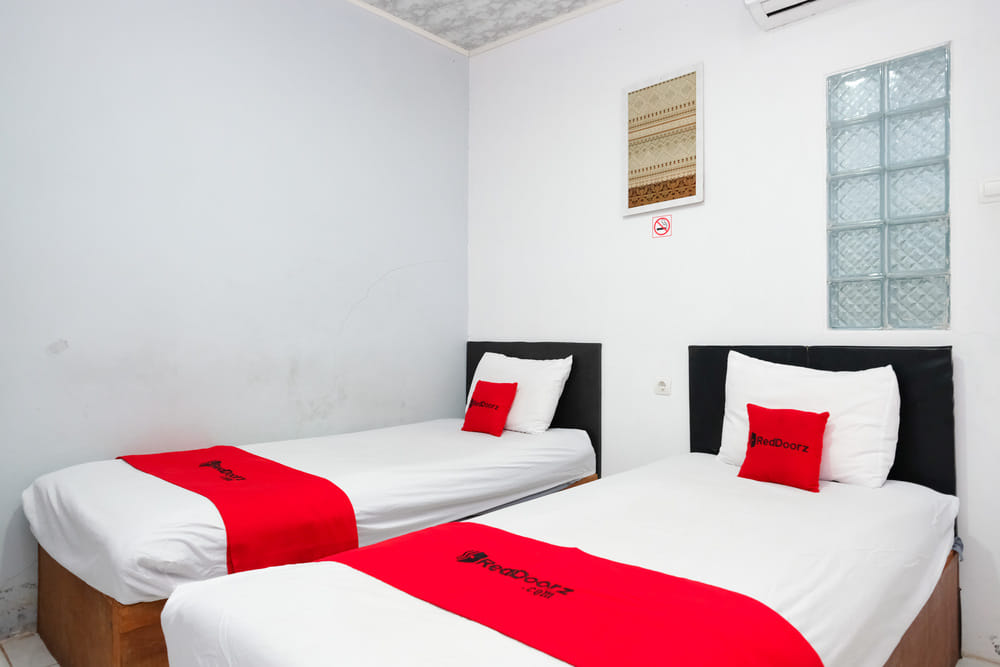 RedDoorz Twin Room