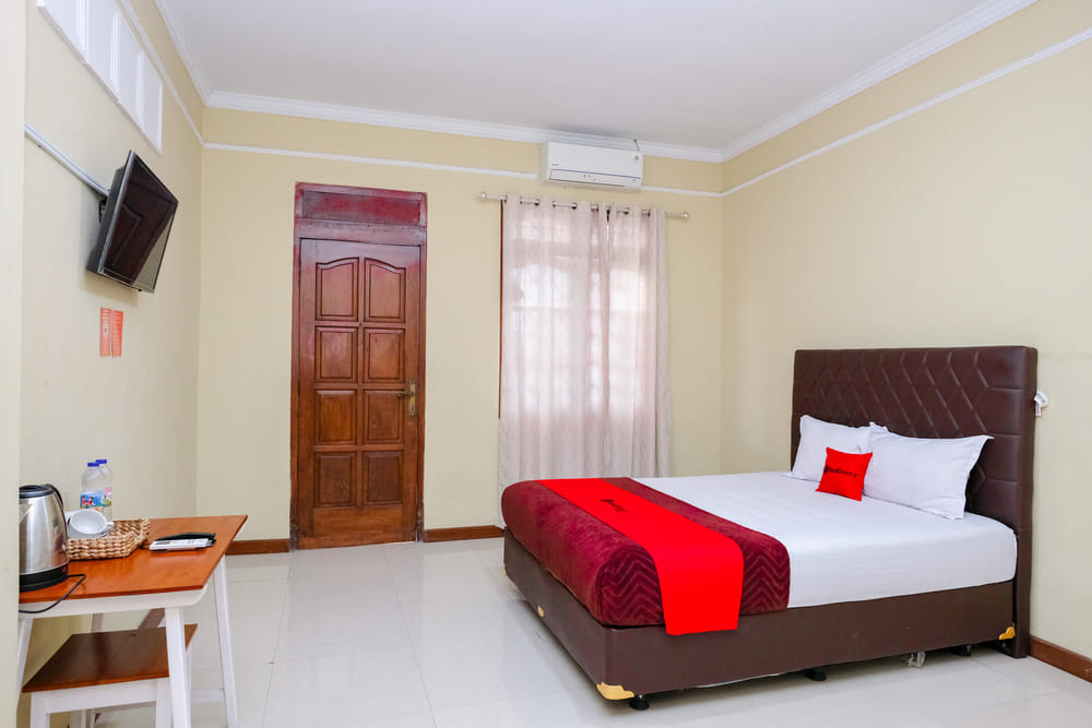 RedDoorz Deluxe Room