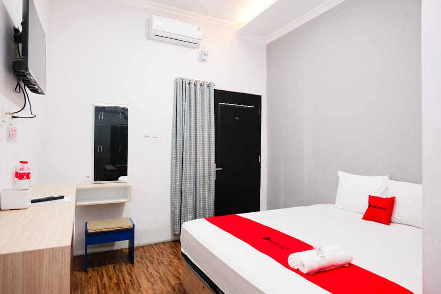 RedDoorz Near Graha Saba Buana 2