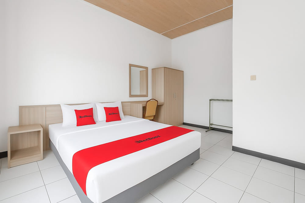 RedDoorz Deluxe Room
