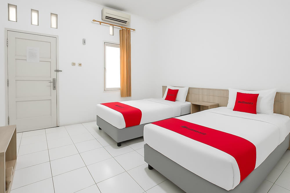 RedDoorz Deluxe Twin Room
