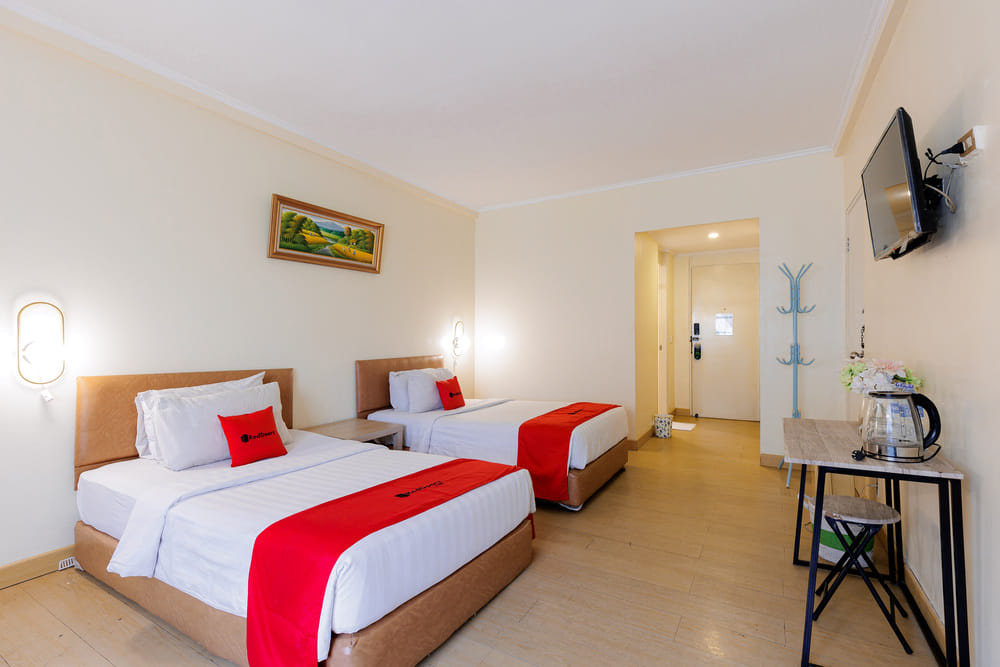 RedDoorz Deluxe Twin Room