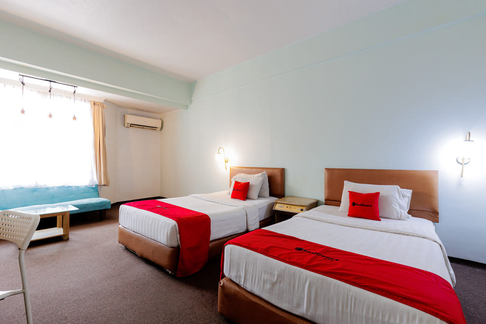RedDoorz Superior Twin Room