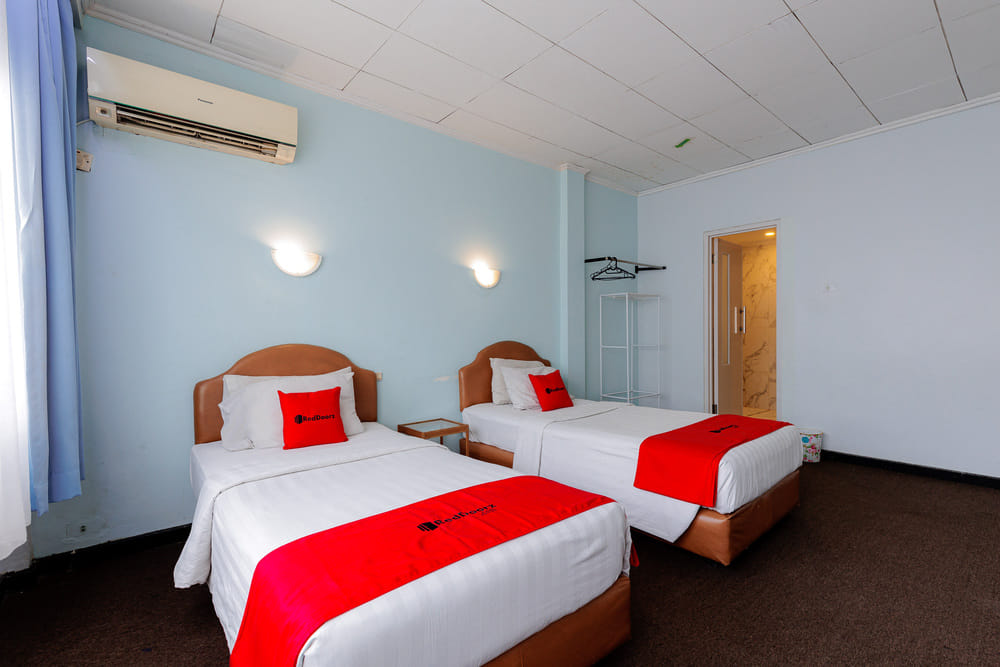 RedDoorz Twin Room