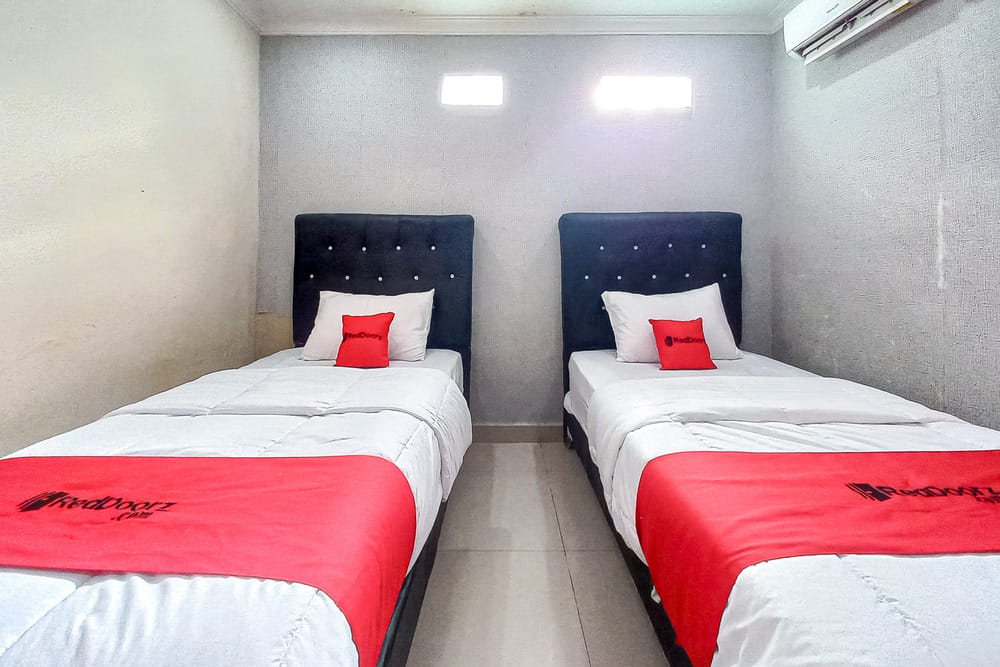 RedDoorz Twin Room