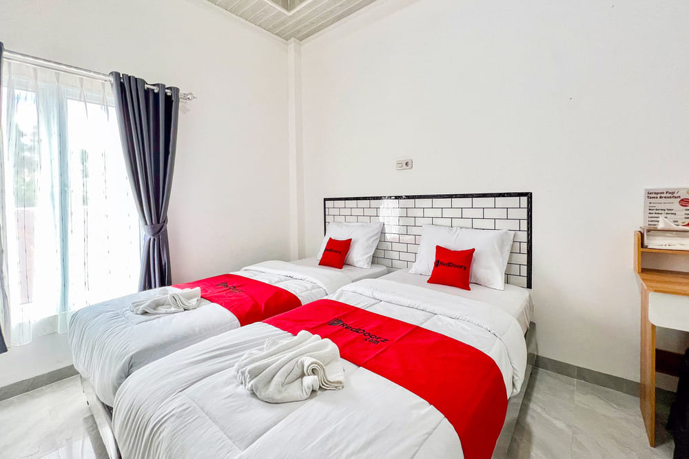 RedDoorz Deluxe Twin Room