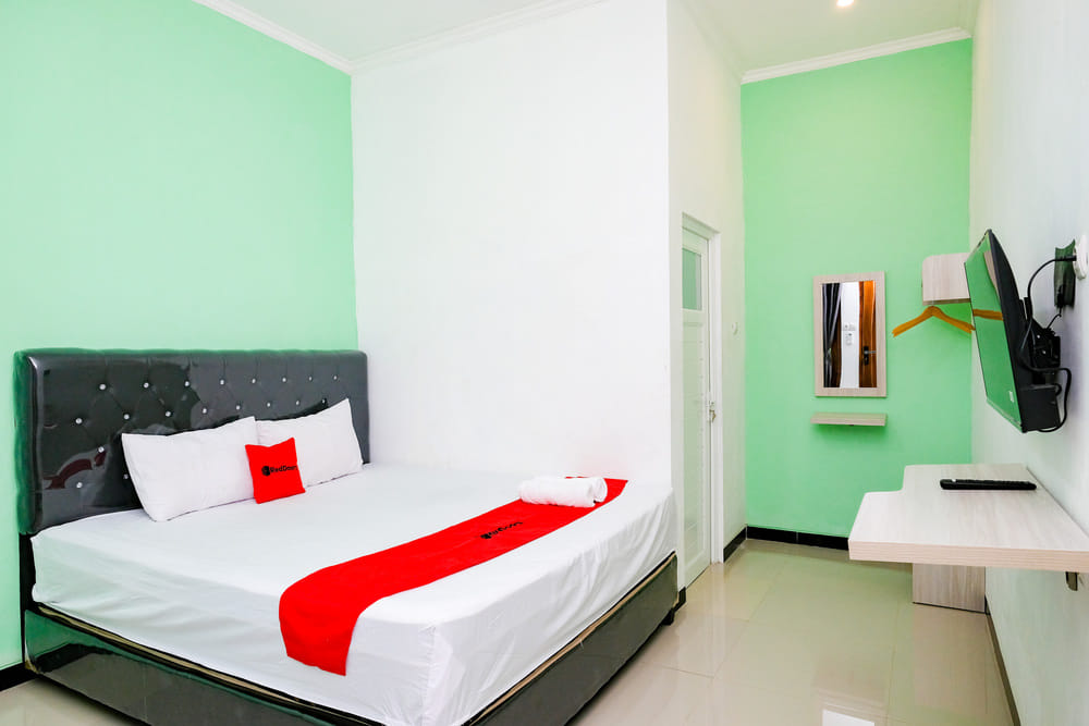 RedDoorz Deluxe Room