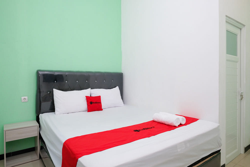 RedDoorz Superior Room