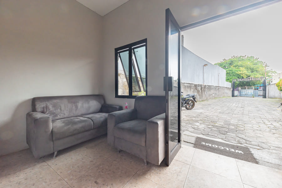 RedDoorz near Stasiun Tawang Semarang