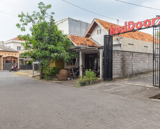 RedDoorz near Stasiun Tawang Semarang