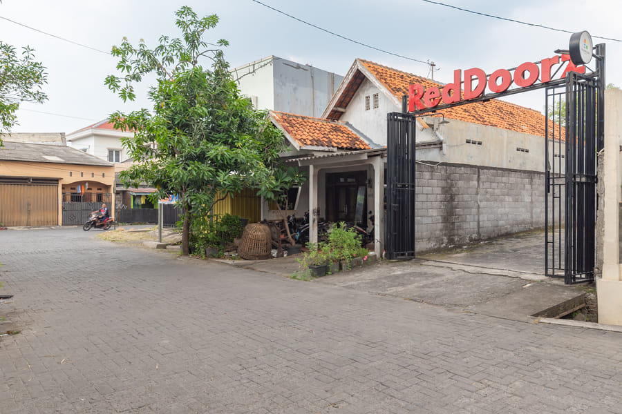 RedDoorz near Stasiun Tawang Semarang