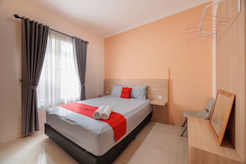 RedDoorz near Siloam Karawaci 3