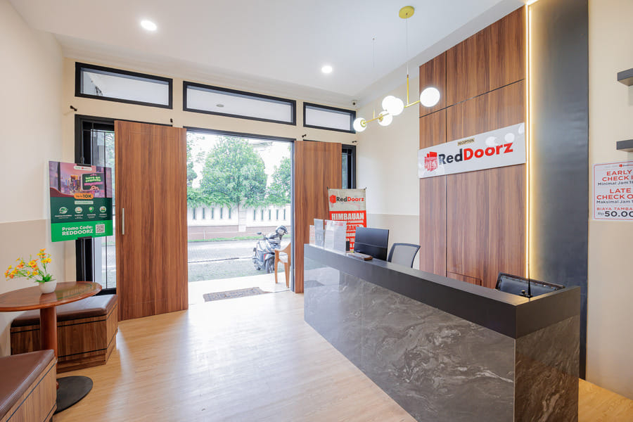 RedDoorz near Siloam Karawaci 3