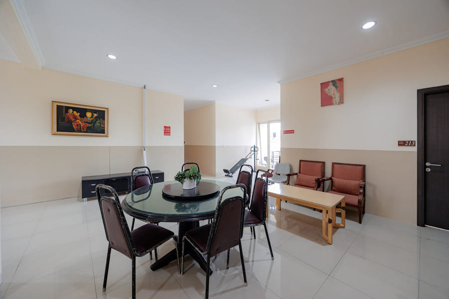 RedDoorz near Siloam Karawaci 3