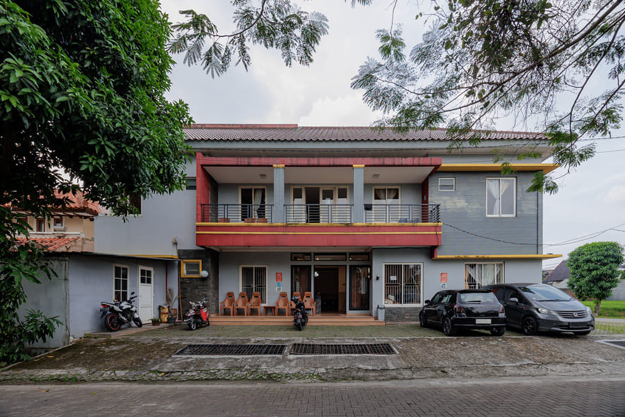 RedDoorz near Siloam Karawaci 3