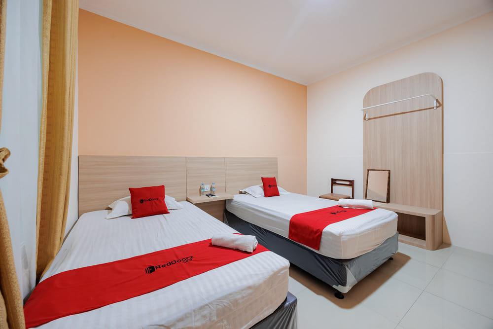 RedDoorz Twin Room