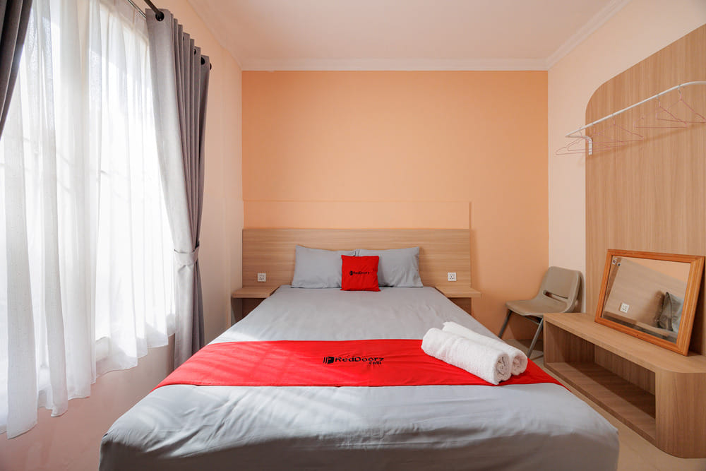 RedDoorz Deluxe Room
