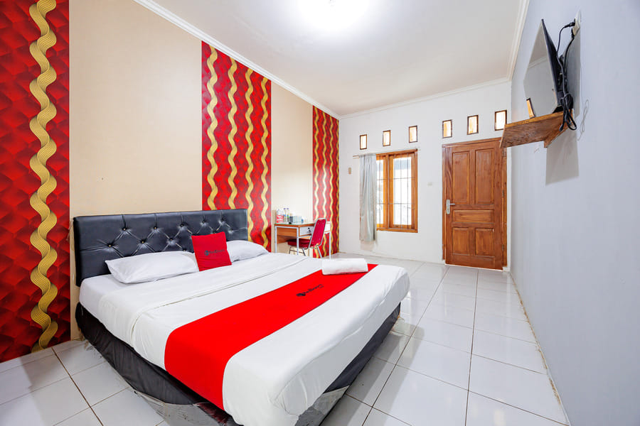 RedDoorz Syariah Plus near Jatiwarna Toll Gate