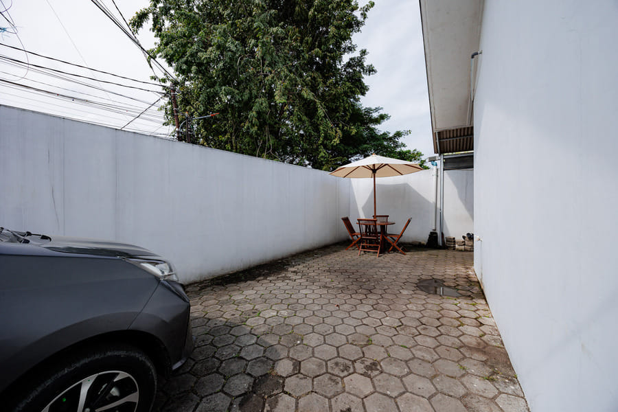 RedDoorz Syariah Plus near Jatiwarna Toll Gate