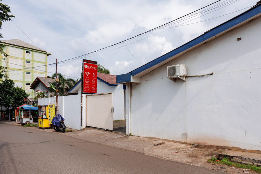 RedDoorz Syariah Plus near Jatiwarna Toll Gate