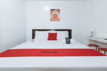 RedDoorz near UST Sampaloc Manila