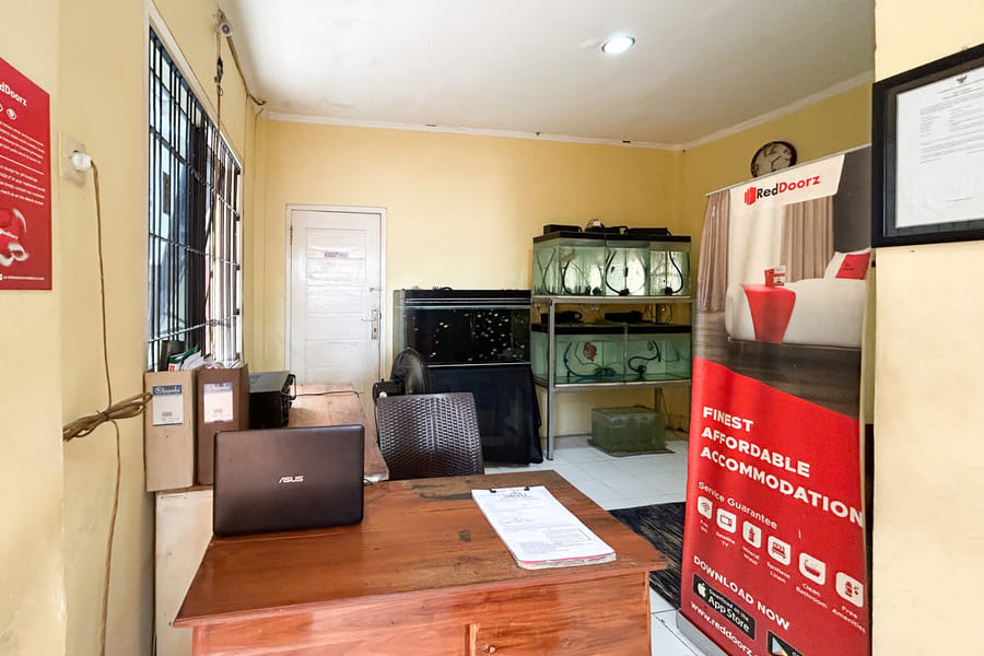 RedDoorz Syariah near Kebon Rojo Park Blitar