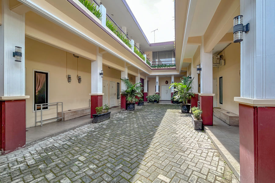 RedDoorz Syariah near Kebon Rojo Park Blitar