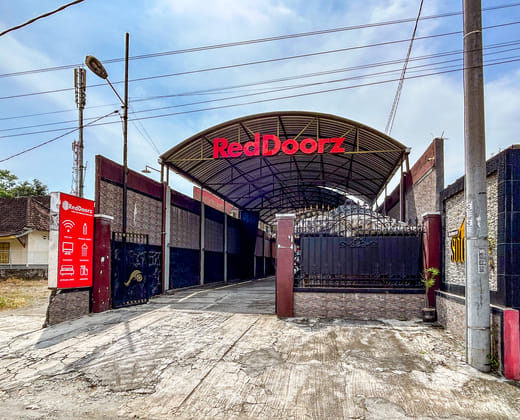 RedDoorz Syariah near Kebon Rojo Park Blitar