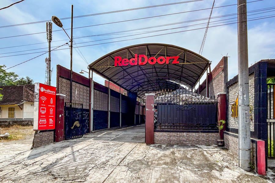 RedDoorz Syariah near Kebon Rojo Park Blitar