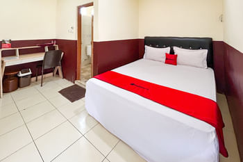 RedDoorz Syariah near Kebon Rojo Park Blitar