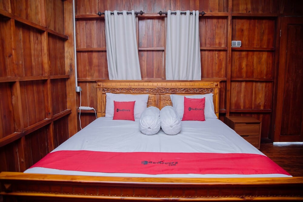 RedDoorz Deluxe Double Room