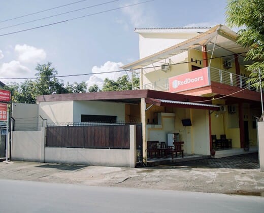 RedDoorz @ Hening Homestay