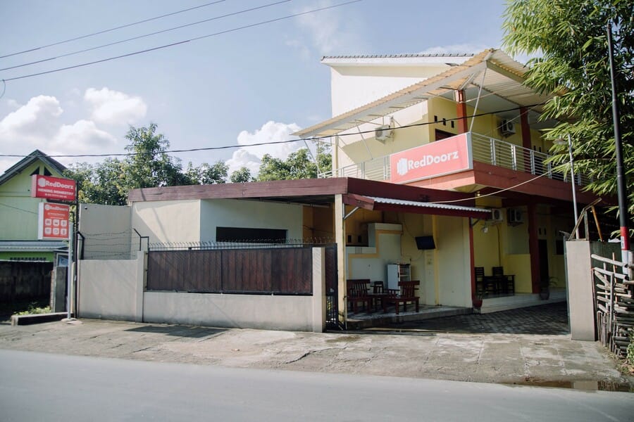 RedDoorz @ Hening Homestay