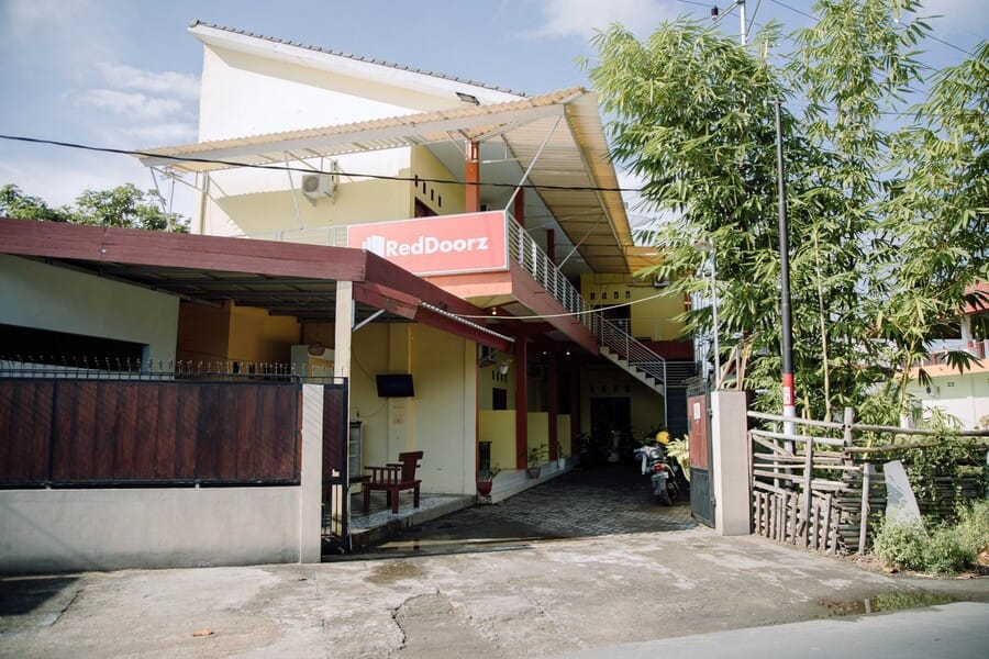 RedDoorz @ Hening Homestay