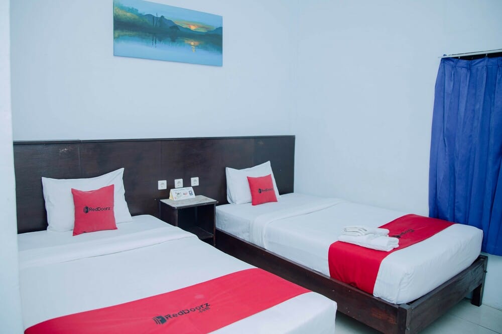 RedDoorz Twin Room