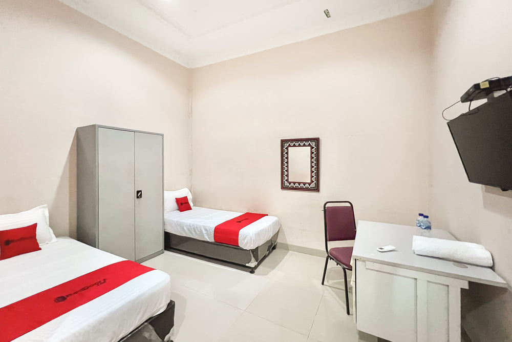 RedDoorz Twin Room
