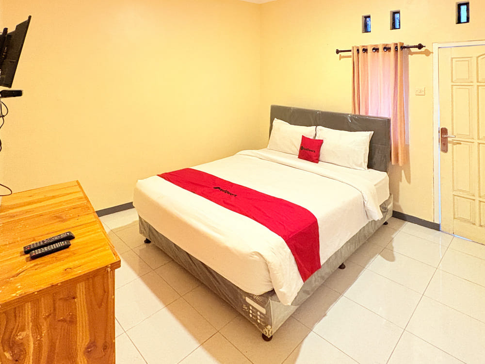 RedDoorz Deluxe Room