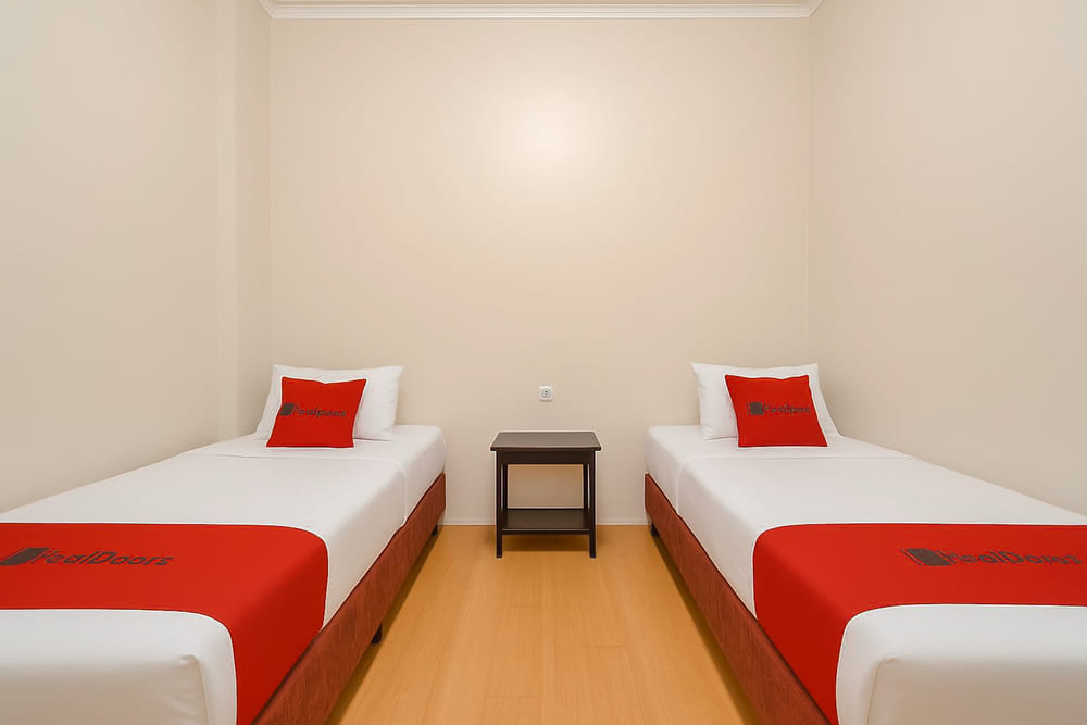 RedDoorz Twin Room