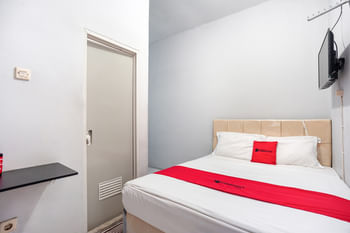 RedDoorz near Margonda Raya