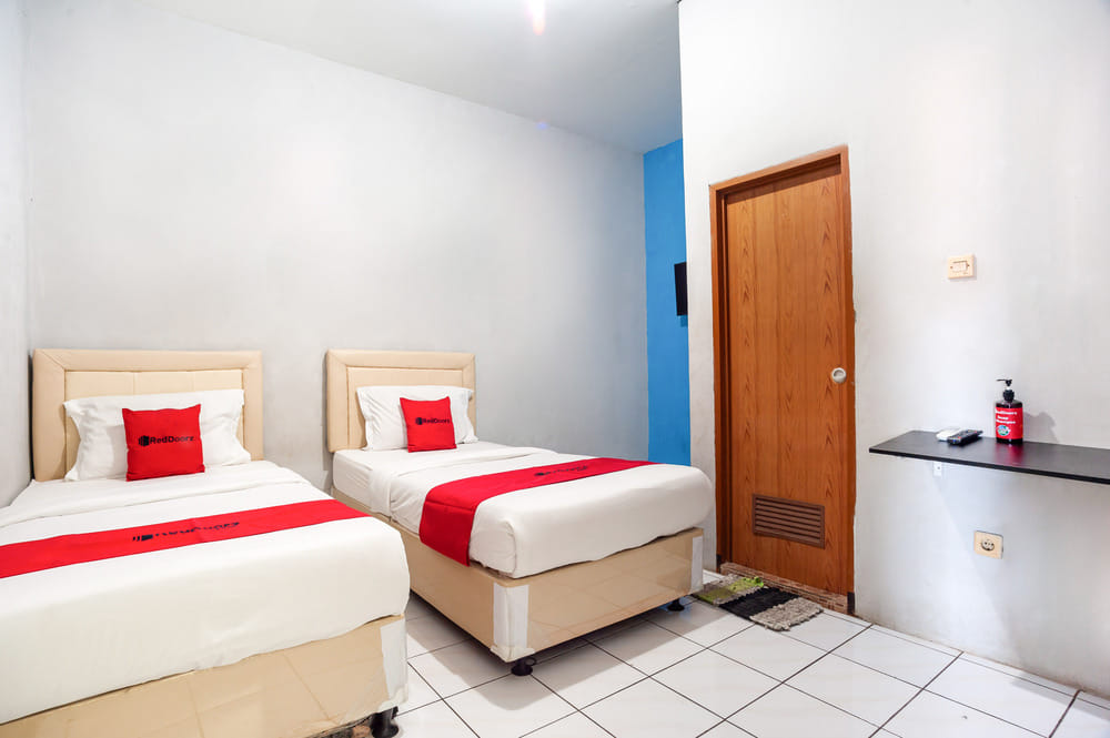 RedDoorz Twin Room