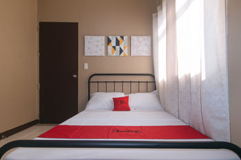 RedDoorz @ Aurea Apartelle