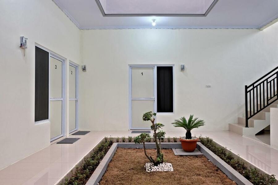 RedDoorz Syariah @ Danesti Homestay Near Bandara Sultan Hasanuddin