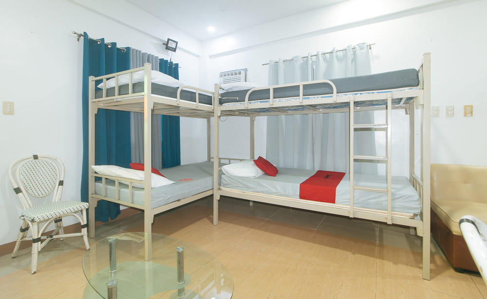 RedDoorz Deluxe Family Room