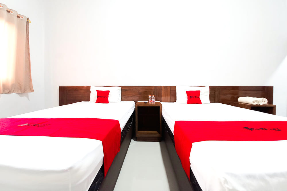 RedDoorz Twin Room